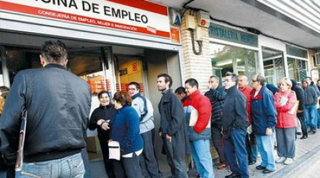 El paro en la Eurozona se mantiene en el 12,1%